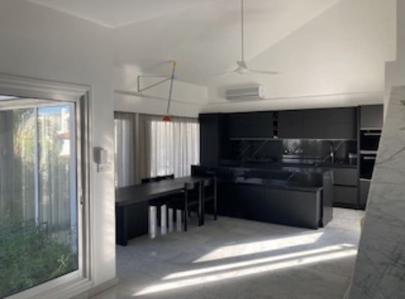 ΕΝΟΙΚΙΑΖΕΤΑΙ ΚΑΤΟΙΚΙΑ ΤΡΙΩΝ ΥΠΝΟΔΩΜΑΤΙΩΝ ΜΕ ΠΡΟΑΙΡΕΤΙΚΟ ΔΙΑΜΕΡΙΣΜΑ ΥΠΗΡΕΣΙΑΣ ΕΚΤΟΣ ΤΗΣ ΟΙΚΙΑΣ ΣΤΗΝ ΕΓΚΩΜΗ (ΜΟΝΠΑΡΝΑΣ) – ΛΕΥΚΩΣΙΑ – ID 002105068