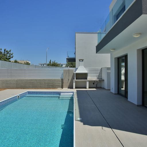 ΠΩΛΕΙΤΑΙ ΥΠΟ ΑΝΕΓΕΡΣΗ ΠΟΛΥΤΕΛΗΣ ΕΠΑΥΛΗ ΤΡΙΩΝ ΥΠΝΟΔΩΜΑΤΙΩΝ ΣΤΗ ΜΕΣΟΓΗ – ΠΑΦΟΣ – ID 002109040