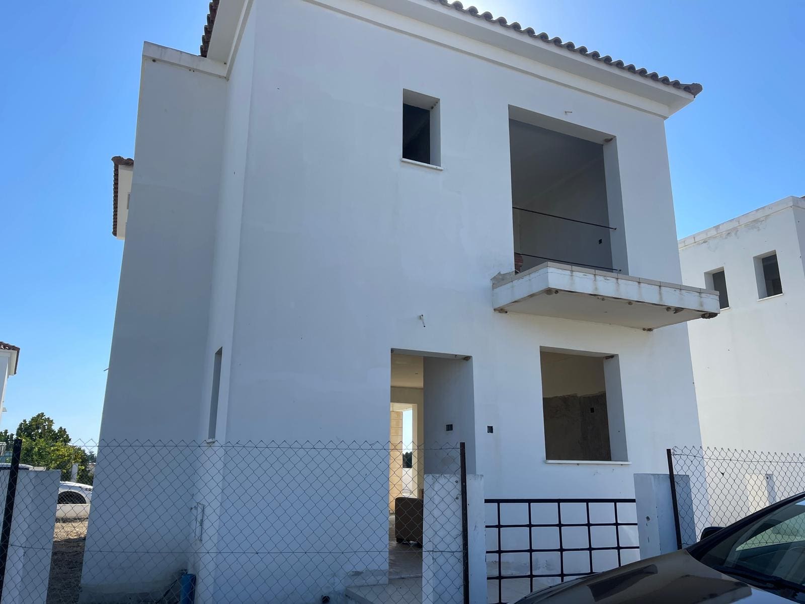 ΠΩΛΕΙΤΑΙ ΥΠΟ ΑΝΕΓΕΡΣΗ ΟΙΚΙΑ ΤΡΙΩΝ ΥΠΝΟΔΩΜΑΤΙΩΝ ΣΤΗ ΔΡΟΜΟΛΑΞΙΑ- ΛΑΡΝΑΚΑ- ID 002108315