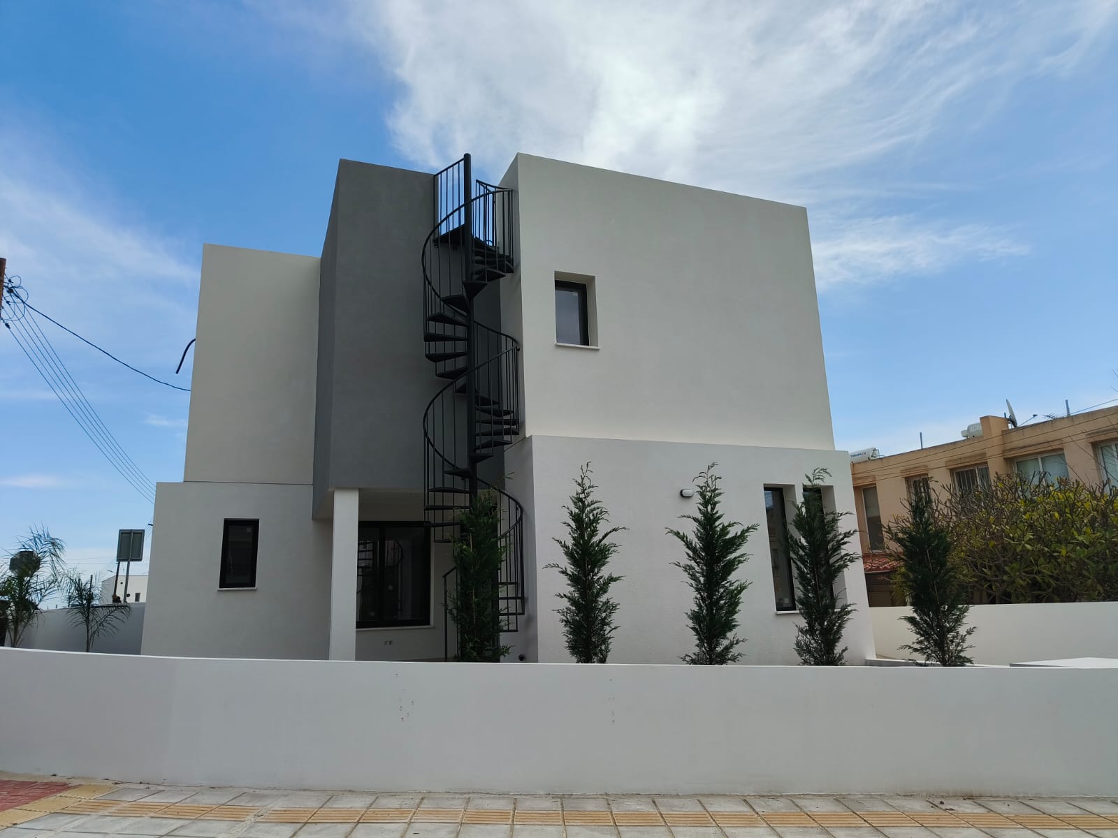 ΠΩΛΕΙΤΑΙ ΥΠΟ ΑΝΕΓΕΡΣΗ ΓΩΝΙΑΚΗ ΚΑΤΟΙΚΙΑ ΤΡΙΩΝ ΥΠΝΟΔΩΜΑΤΙΩΝ ΜΕ ΣΥΣΤΗΜΑ ΦΩΤΟΒΟΛΤΑΙΚΩΝ ΚΑΙ ΚΗΠΟ ΟΡΟΦΗΣ ΣΤΗΝ ΟΡΟΚΛΙΝΗ – ΛΑΡΝΑΚΑ – ID 002187961