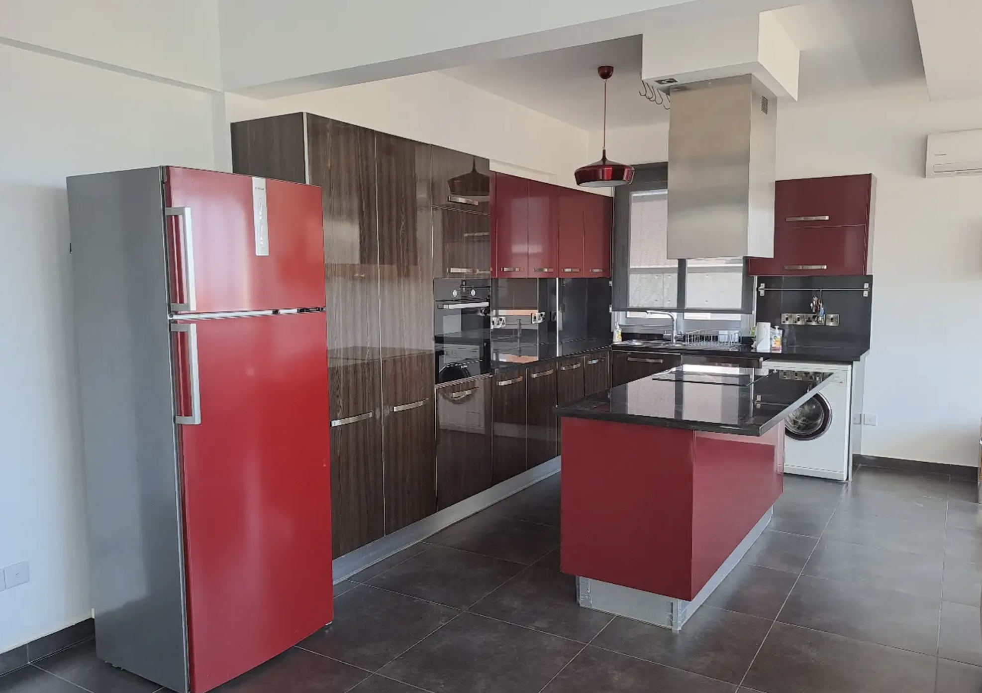 ΕΝΟΙΚΙΑΖΕΤΑΙ ΡΕΤΙΡΕ ΔΙΑΜΕΡΙΣΜΑ ΤΡΙΩΝ ΥΠΝΟΔΩΜΑΤΙΩΝ ΣΤΑ ΠΑΝΘΕΑ ΣΤΗ ΛΕΜΕΣΟ – ΙD 002213724