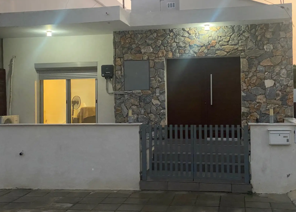 ΕΝΟΙΚΙΑΖΕΤΑΙ ΗΜΙ-ΑΝΕΞΑΡΤΗΤΗ ΙΣΟΓΕΙΟΣ ΟΙΚΙΑ ΤΡΙΩΝ ΥΠΝΟΔΩΜΑΤΙΩΝ ΣΤΟΝ ΥΨΩΝΑ ΣΤΗ ΛΕΜΕΣΟ – ΙD 002212611