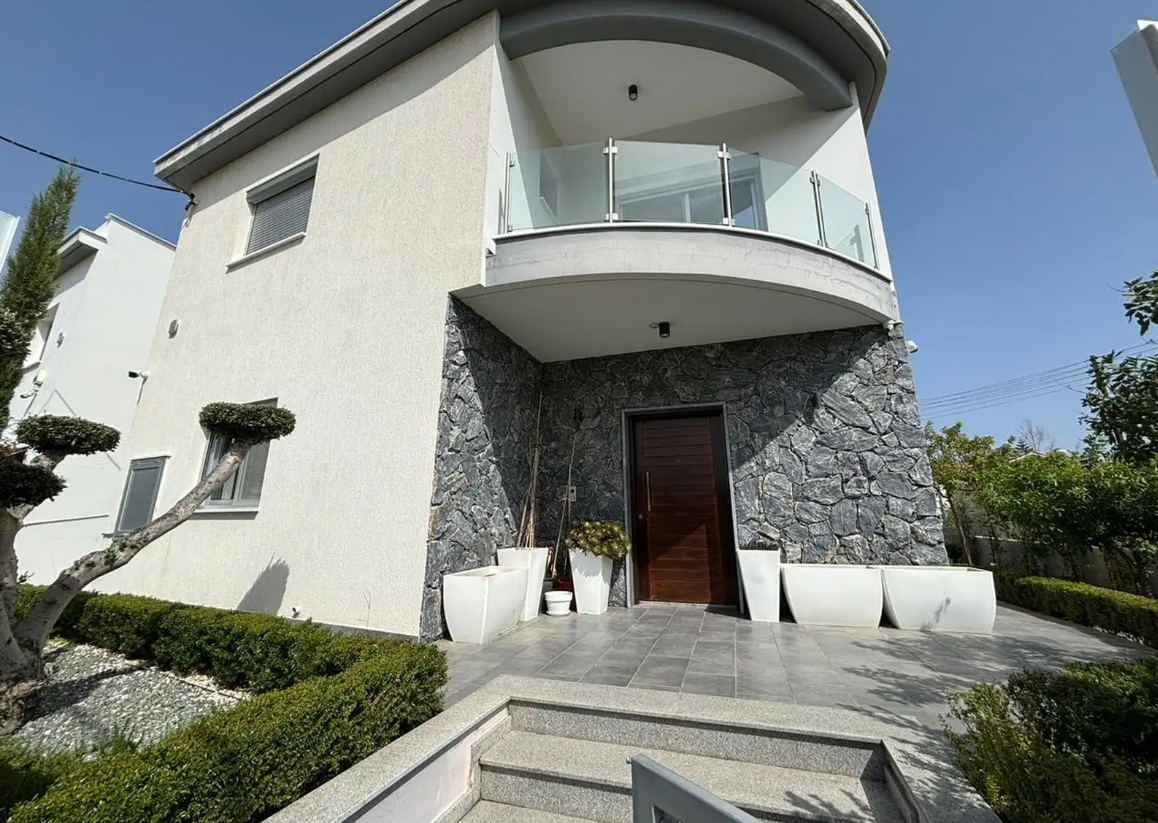 ΕΝΟΙΚΙΑΖΕΤΑΙ ΑΝΕΞΑΡΤΗΤΗ ΟΙΚΙΑ ΤΡΙΩΝ ΥΠΝΟΔΩΜΑΤΙΩΝ ΣΤΗΝ ΠΑΡΕΚΚΛΗΣΙΑ – ΛΕΜΕΣΟΣ -ID 002213520