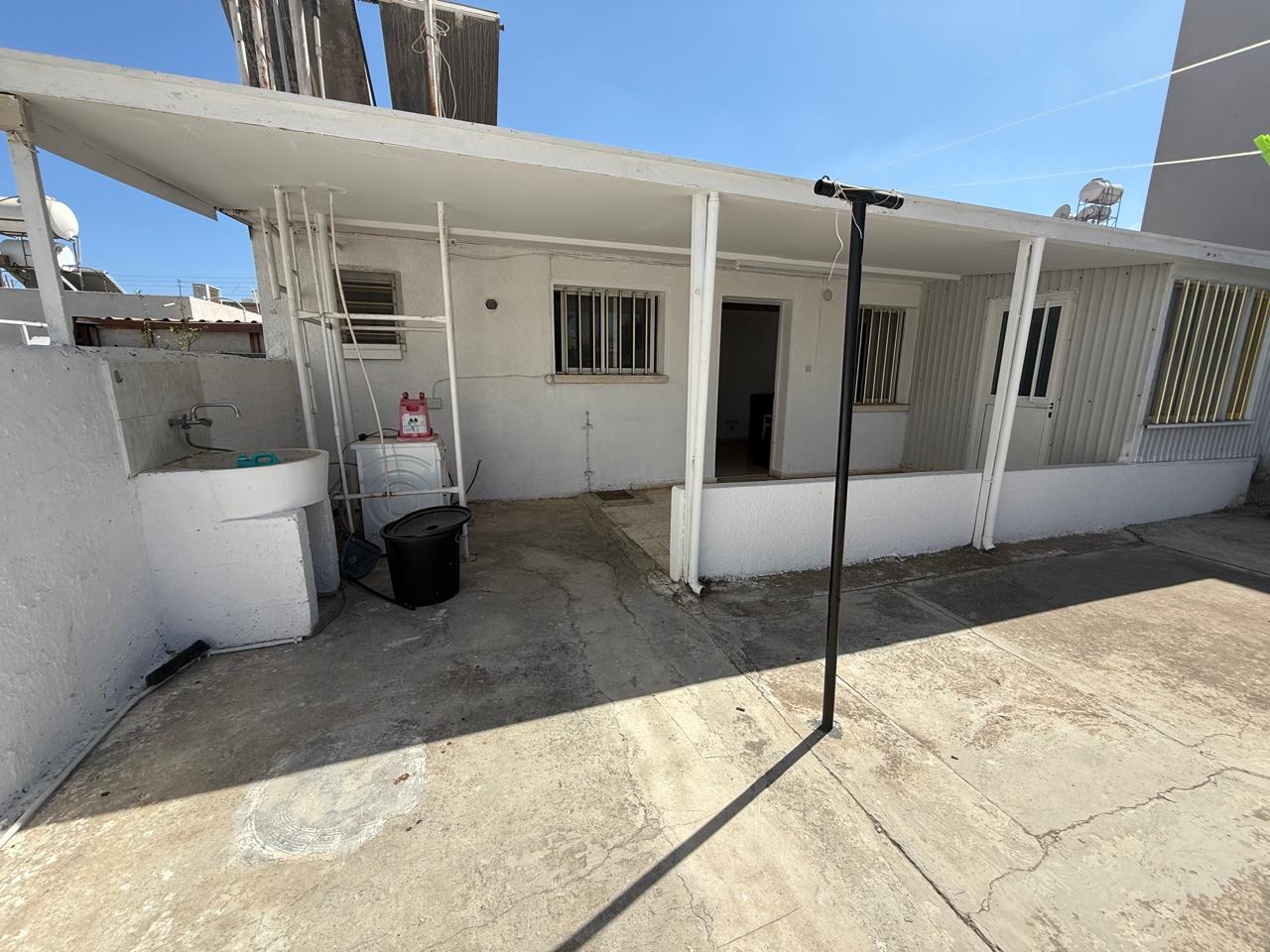 ΕΝΟΙΚΙΑΖΕΤΑΙ ΟΙΚΙΑ ΕΝΟΣ ΥΠΝΟΔΩΜΑΤΙΟΥ ΣΤΗΝ ΠΕΡΙΟΧΗ ΟΜΟΝΟΙΑΣ ΣΤΗ ΛΕΜΕΣΟ- ID 002216105