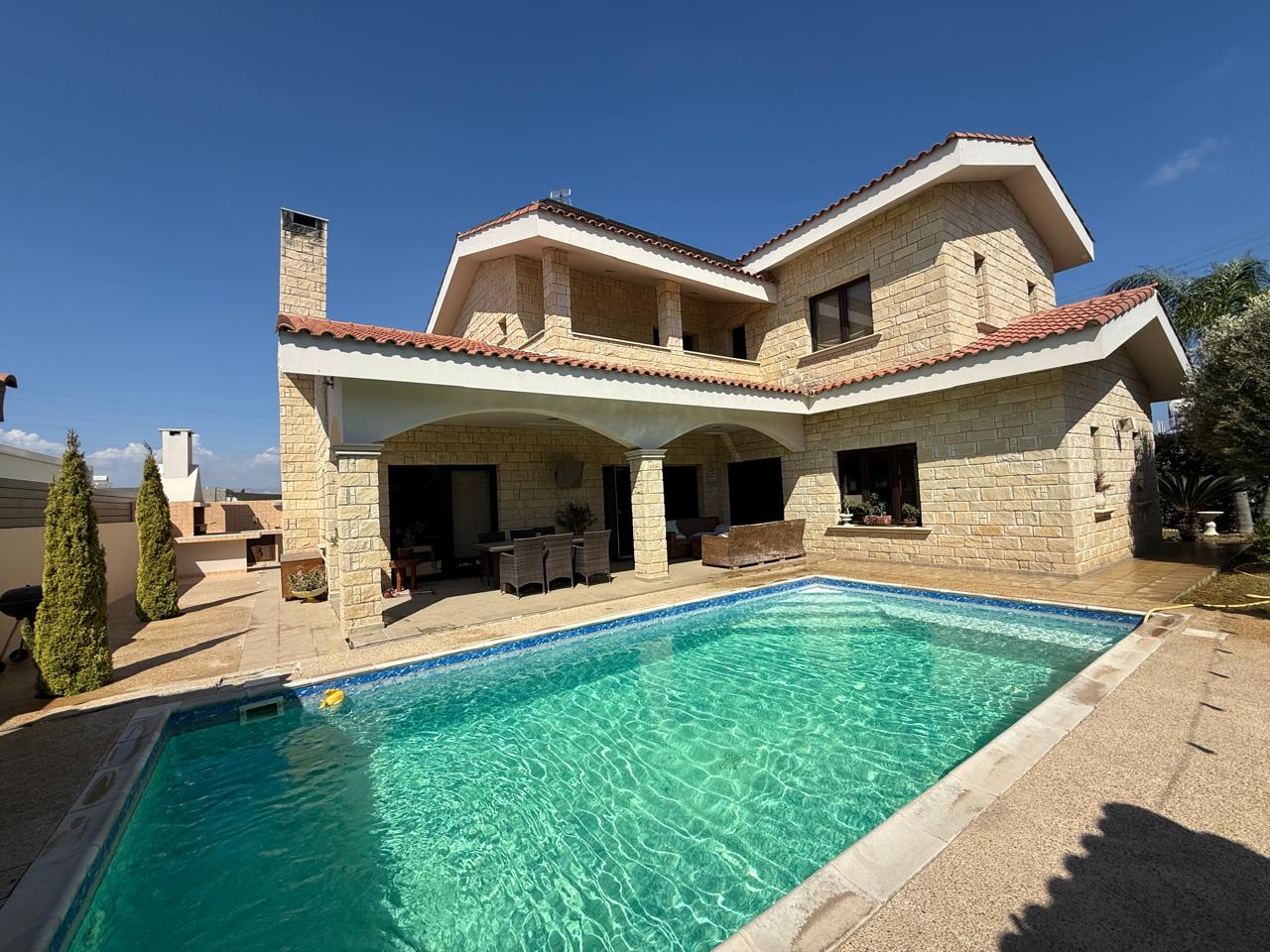 ΕΝΟΙΚΙΑΖΕΤΑΙ ΟΙΚΙΑ ΤΕΣΣΑΡΩΝ ΥΠΝΟΔΩΜΑΤΙΩΝ ΜΕ ΠΙΣΙΝΑ ΣΤΟ ΤΡΑΧΩΝΙ -ΛΕΜΕΣΟΣ- ID 002216132